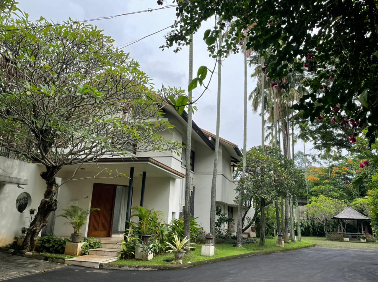 Disewakan Rumah di Lebak Bulus Jakarta Selatan Kondisi UnFurnished & Private Pool